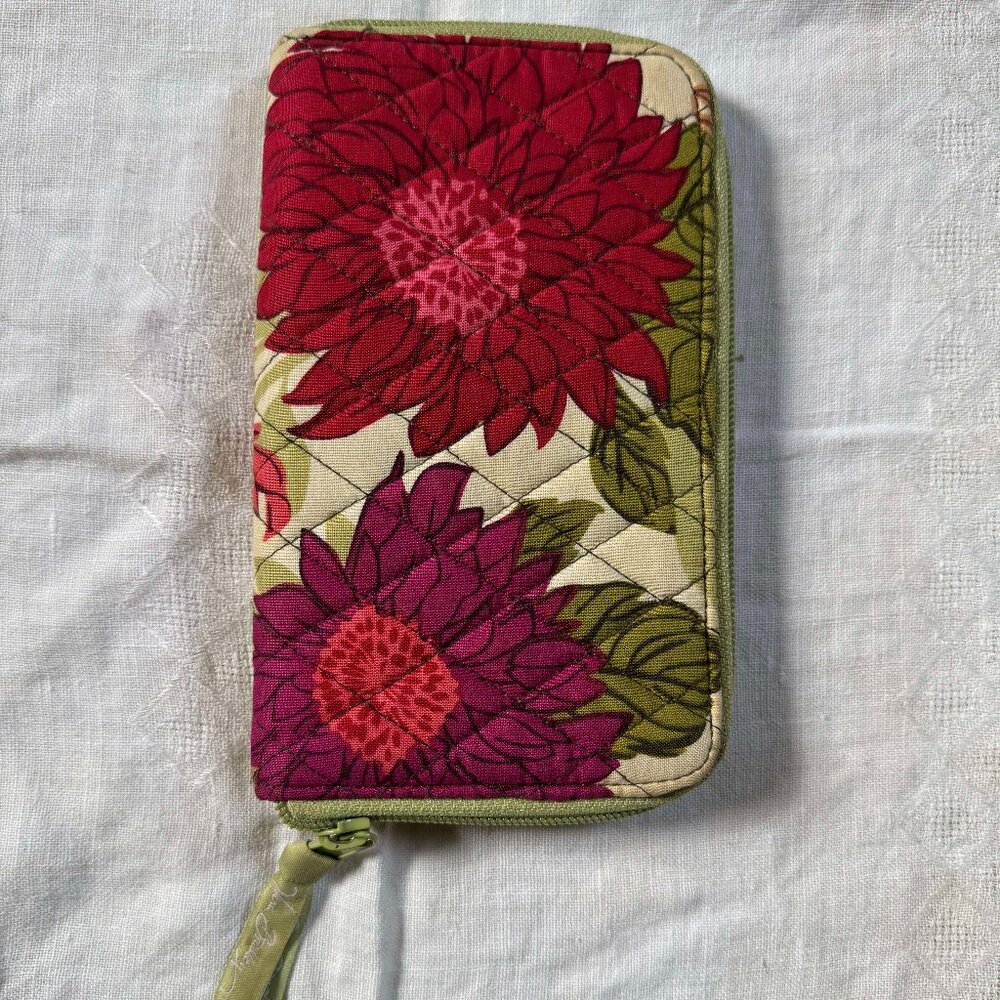 Vera Bradley "Hello Dahlia!" Retired print Wallet/Clutch
